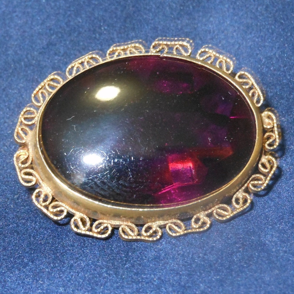 Vintage Beautiful Deep Purple stone Brooch